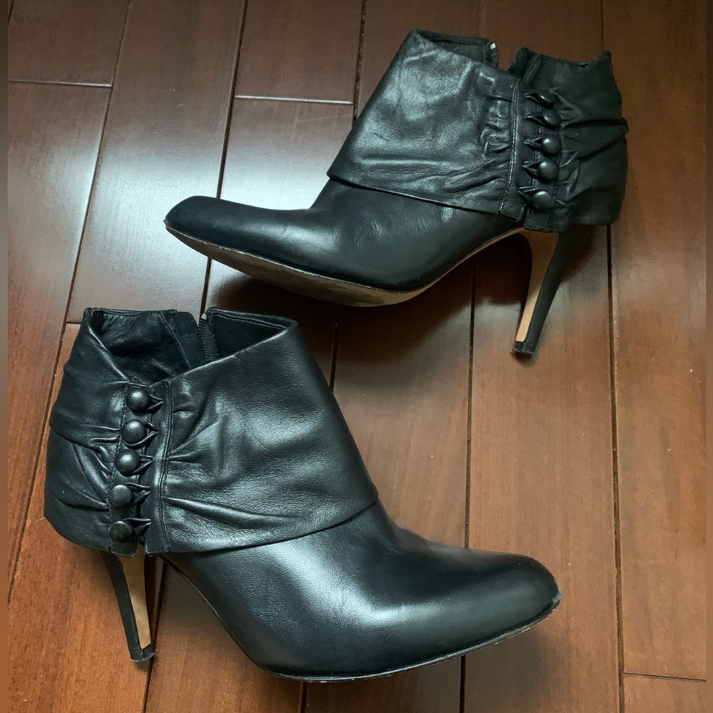 Saks Fifth black unique zipper 3” heel ankle booties round toe  size 6
